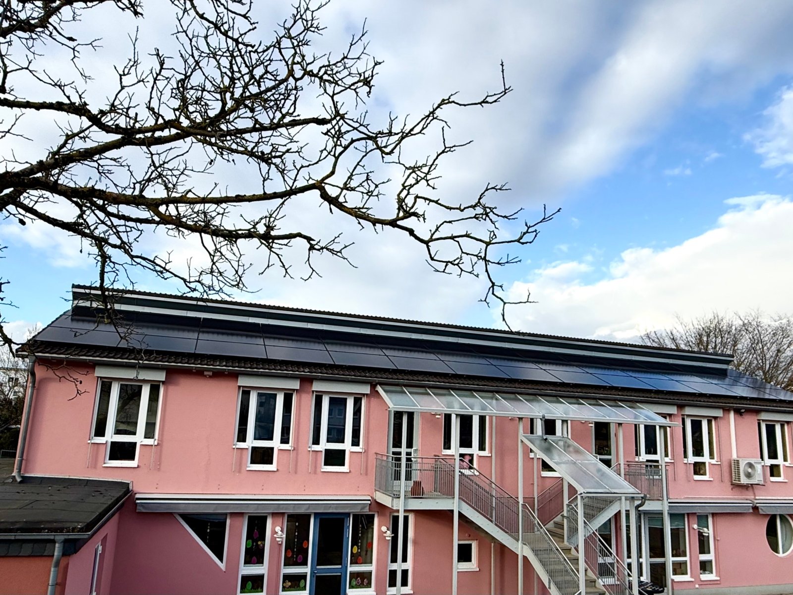 Kaum zu sehen, aber doch sehr nützlich: Solarpanele auf dem Dach der Kita St. Michael (c) J. Oppermann