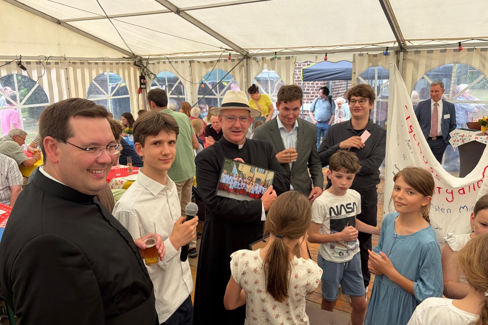 Pfarrfest26-Messdiener-Geschenk (c) G.V.