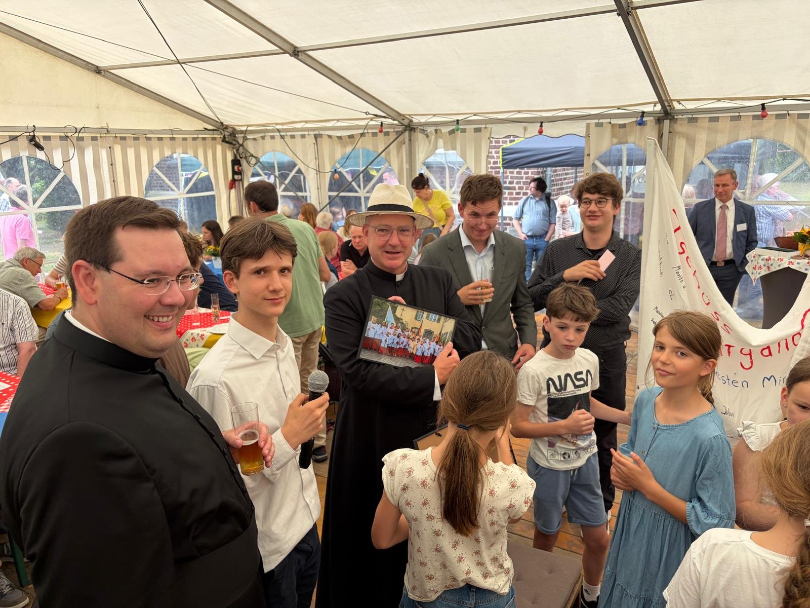 Pfarrfest26-Messdiener-Geschenk (c) G.V.
