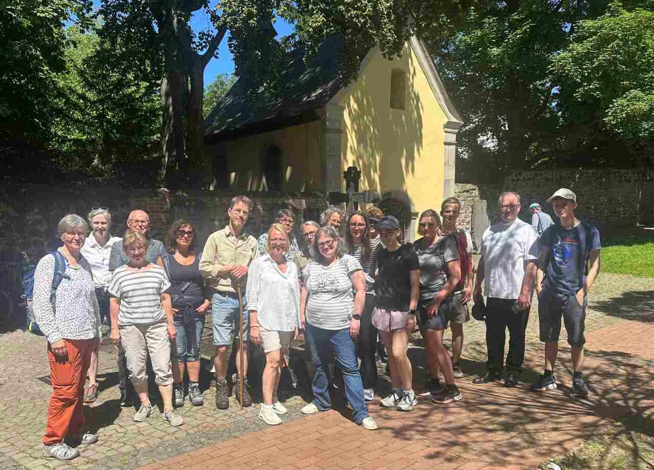 Pfingstwanderung26_Gruppenbild_Brunnen_red (c) C.L.
